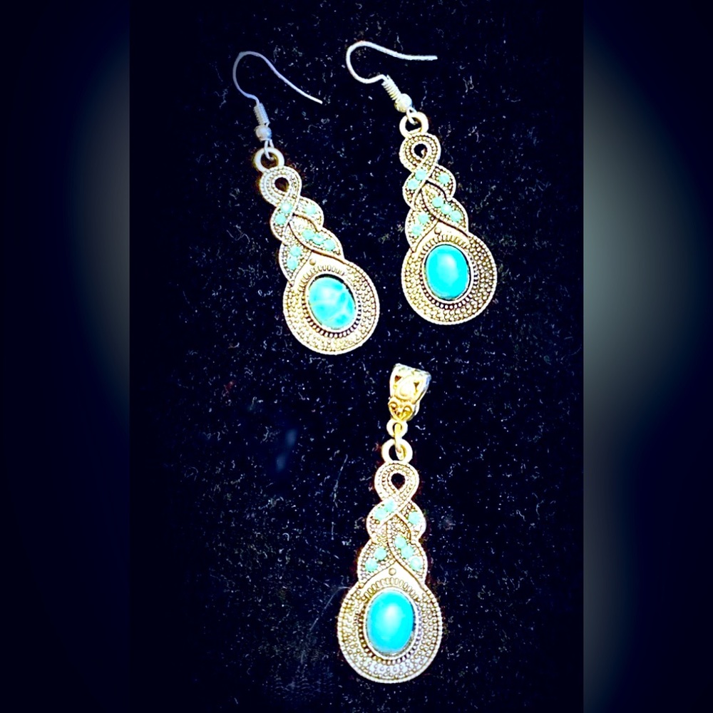 Turquoise stones and silver earrings with matching pendant ..